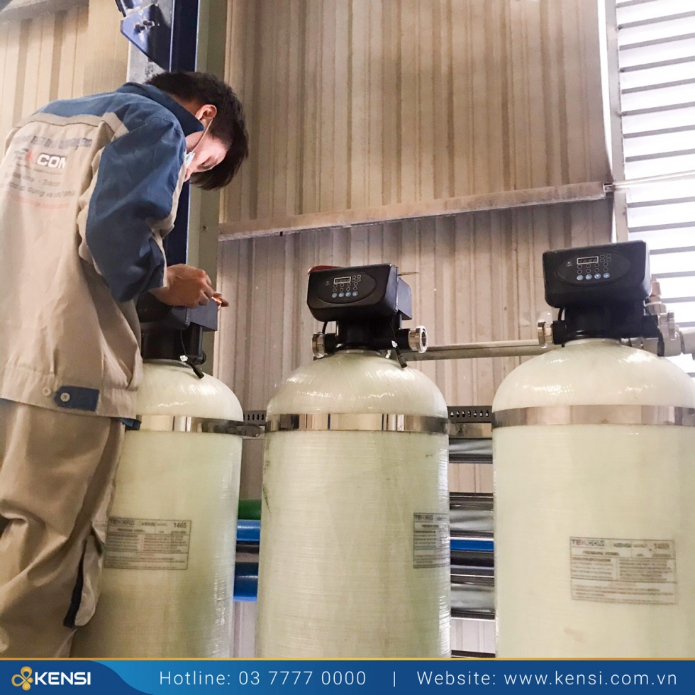 Thay thế vật liệu lọc ở máy lọc nước nhằm đảm bảo chất lượng nước đầu ra an toàn, sạch sẽ