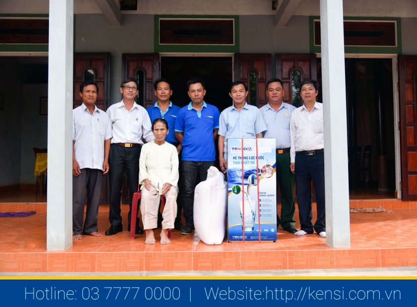 Thăm và tặng quà bà Mẹ Việt Nam anh dùng dịp 27 tháng 7