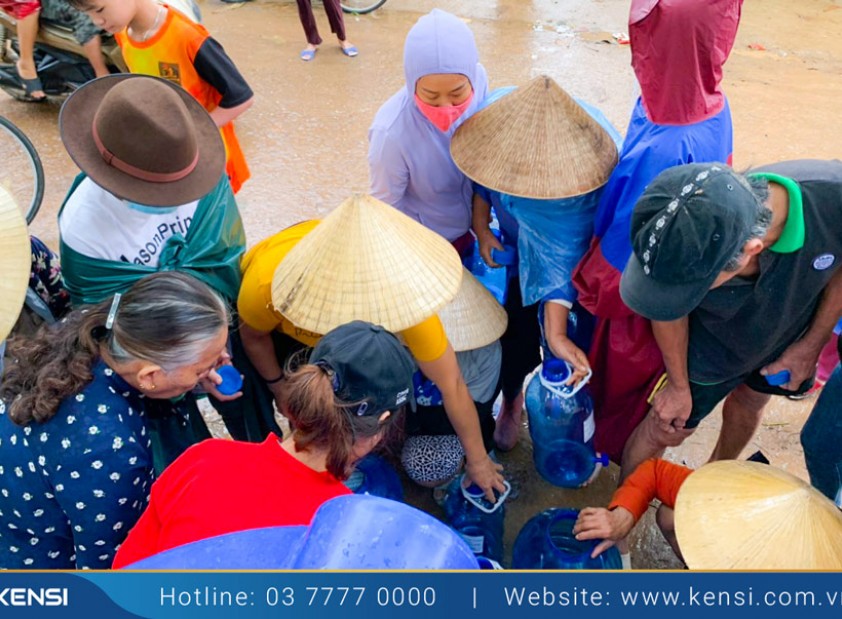 Hình ảnh thực tế máy lọc nước cơ động do Tekcom triển khai cứu trợ tại vùng lũ