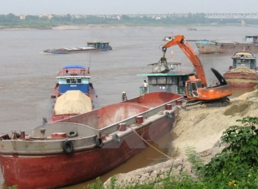 Một hệ thống lọc nước công nghiệp cho tàu chở vật liệu xây dựng trên sông biển