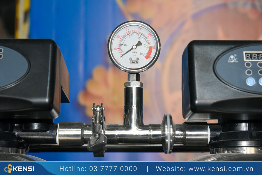 Đồng hồ chân đứng đo áp lực nước ở hệ thống lọc RO 500 L/h