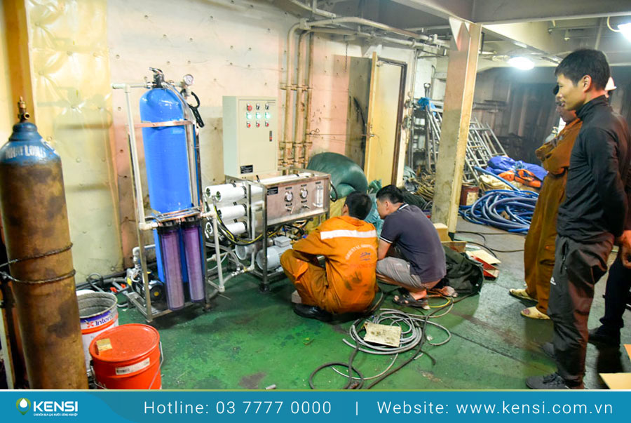 Đội ngũ lắp đặt máy lọc nước biển trên tàu