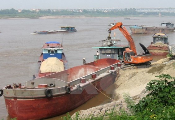 Tàu chở vật liệu trên sông lắp đặt các hệ thống lọc nước sinh hoạt ăn uống