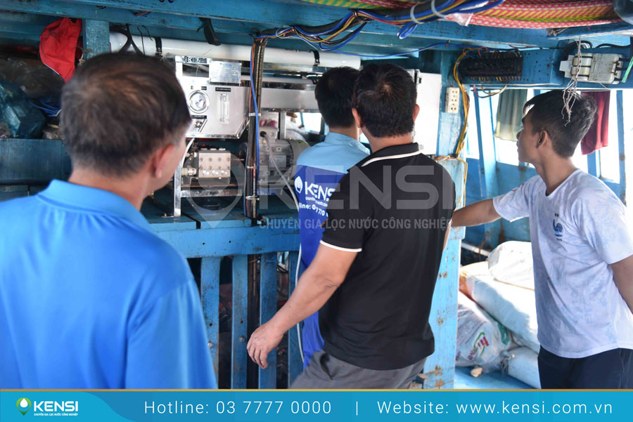 Tekcom lắp đặt máy xử lý nước biển thành nước ngọt cho ngư dân ở đảo Phú Qúy