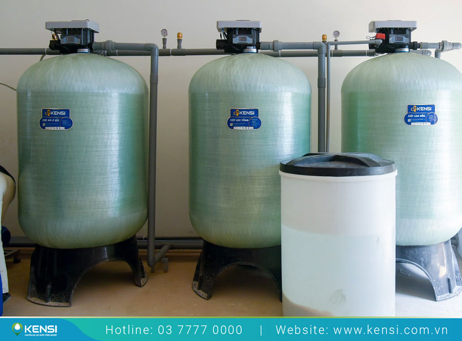 Tiến hành bảo trì bộ lọc thô ở hệ thống lọc nước RO