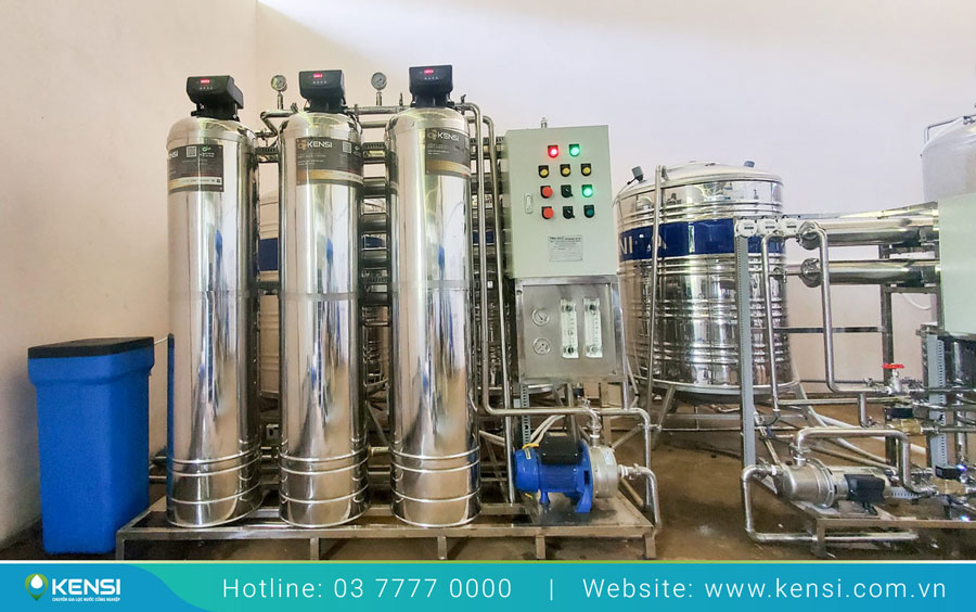Bộ lọc thô gồm các cột lọc chứa vật liệu xử lý nước chuyên dụng