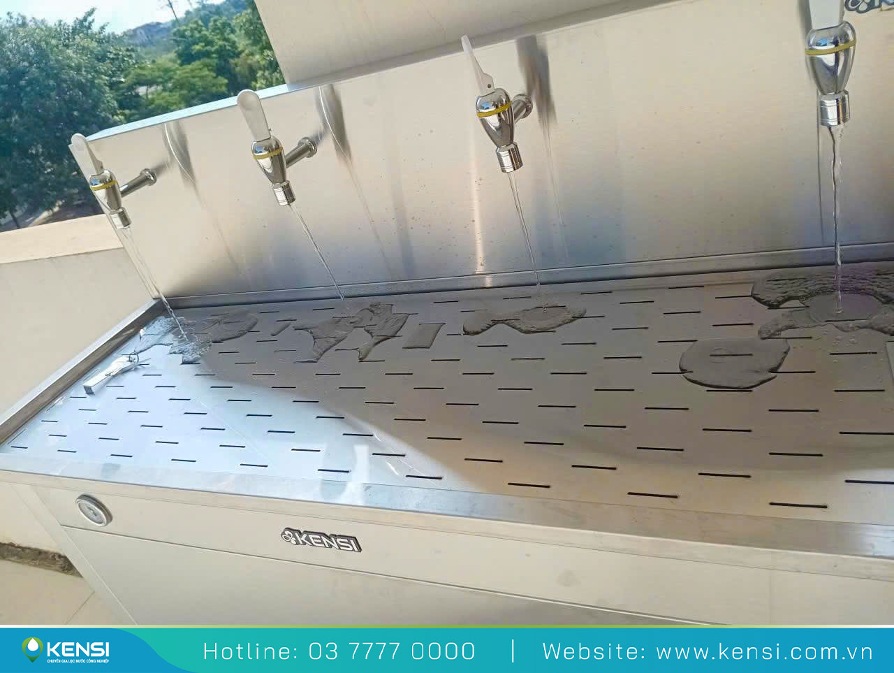 Máy lọc nước cho trường học công suất 50 L//h kết hợp tủ máy 4 vòi 