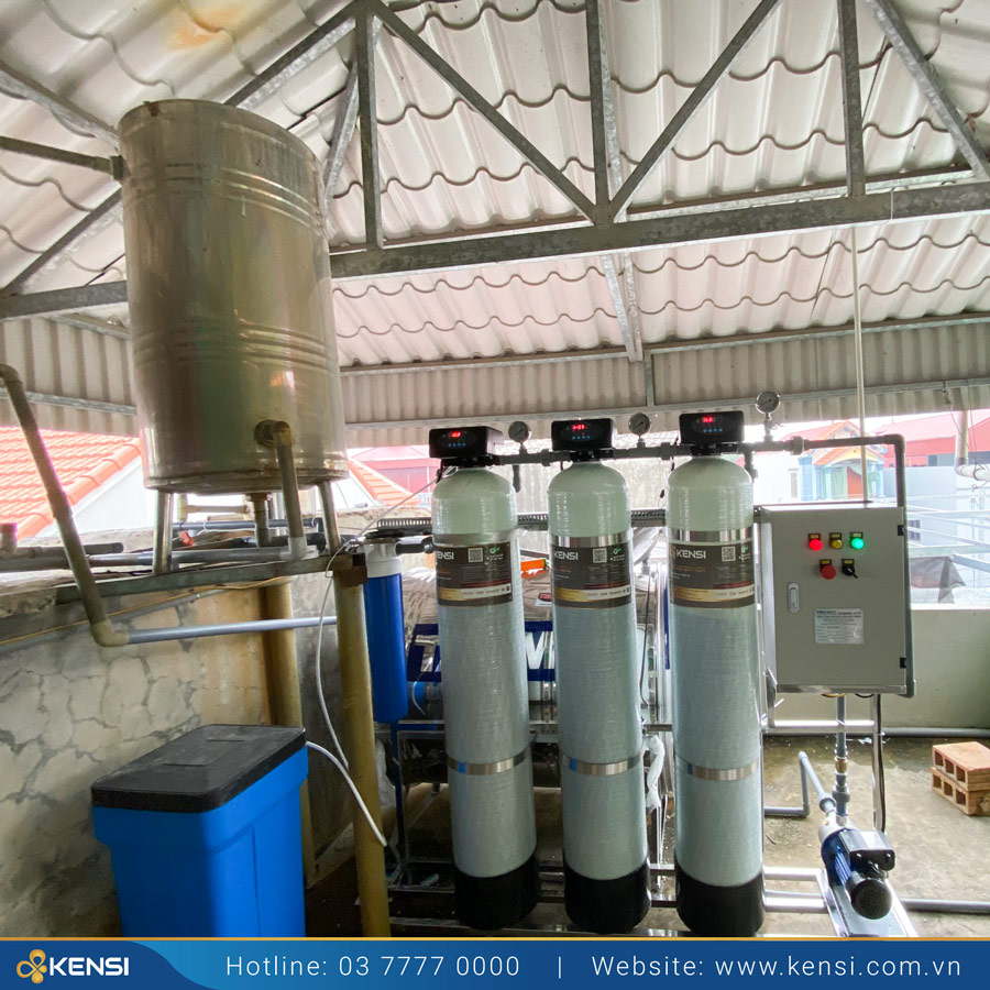 Ba cột lọc thô chứa các loại vật liệu xử lý nước