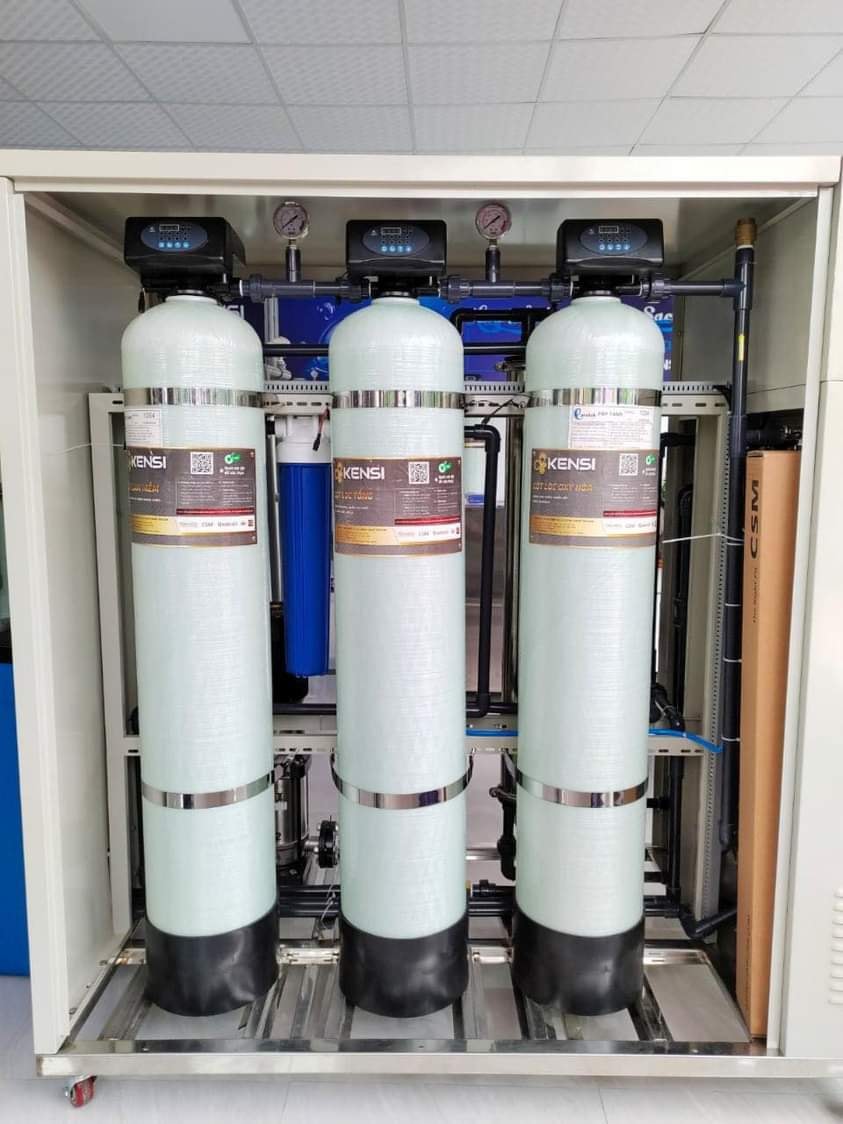 Hệ thống lọc nước công nghiệp RO 500 L/H có tủ bảo vệ được phân phối tại nhà cung cấp máy lọc nước tỉnh Hà Nam