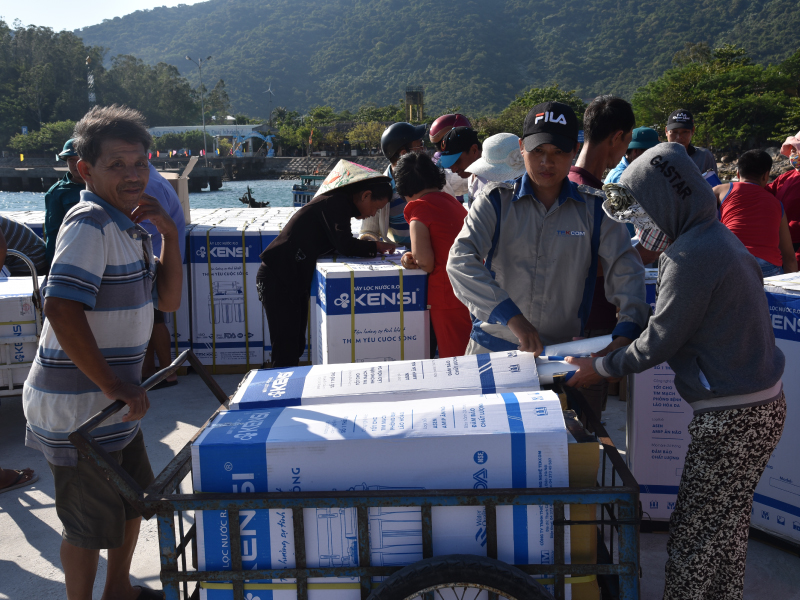 Hơn 600 máy lọc nước  đang được các kỹ thuật viên Tekcom trao tặng cho bà con xã đảo Tân Hiệp