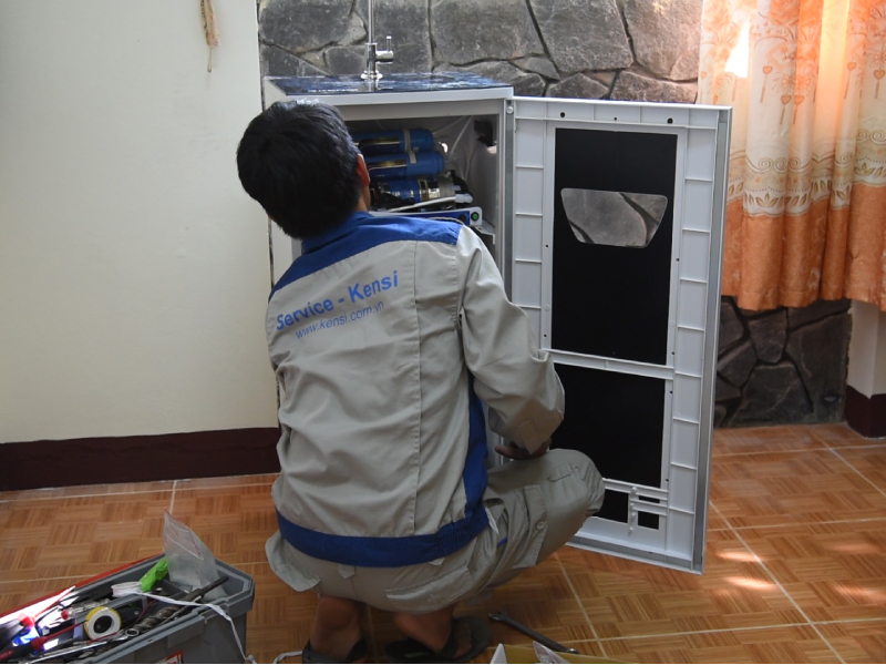 Các kỹ thuật viên Tekcom đang thi công lắp đặt máy tại từng hộ dân trên đảo Cù Lao Chàm