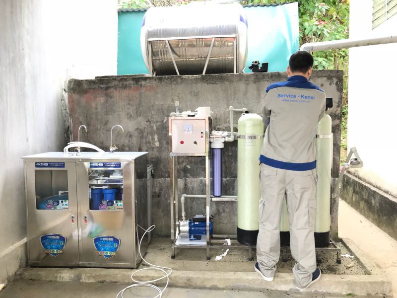 Kỹ thuật viên Tekcom đang thi công những bước cuối cùng trong quy trình lắp đặt hệ thống lọc sạch nước ăn uống S0417 