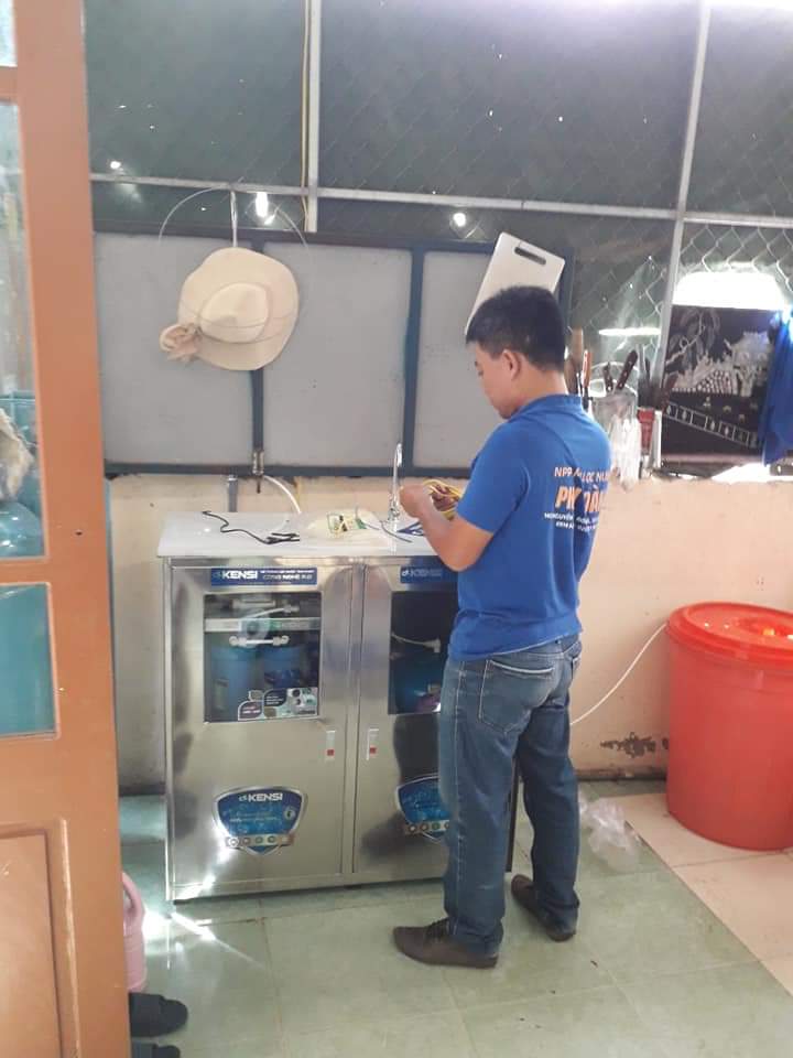 kĩ thuật viên Tekcom thi công lắp đặt bàn giao hệ thống lọc nước RO tại trường mầm non hoa phượng