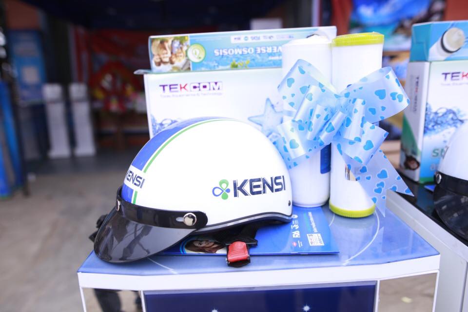 mũ bảo hiểm gắn logo thương hiệu Kensi gửi tặng tới hệ thống các đại lý, nhà phân phối máy lọc nước Kensi