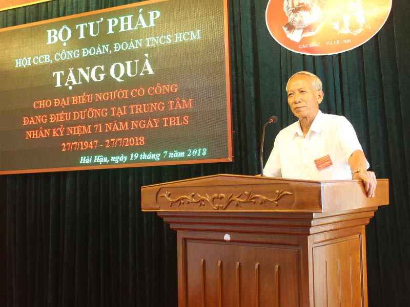 Bác Nguyễn Văn Khẩu thay mặt cho các thương bệnh binh của trung tâm lên phát biểu