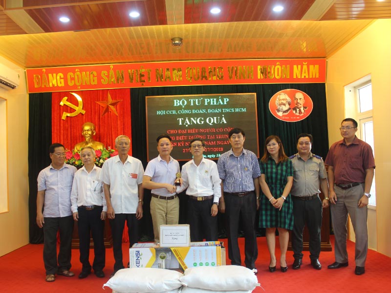 Ông Nguyễn Tiến Cương - Giám đốc Công Ty Tekcom, cùng Đoàn Bộ Tư pháp đến thăm hỏi, động viên Trung tâm điều dưỡng người có công của tỉnh Nam Định kỷ niệm 71 năm ngày Thương binh, Liệt sỹ.