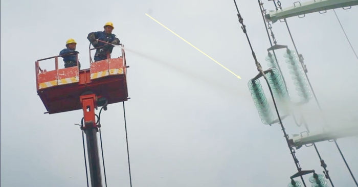 công nhân phun nước rửa đường dây điện cao thế một ứng dụng từ nước RO